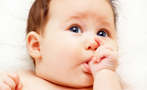 Leia mais sobre o artigo Chupar o dedo – Quais os efeitos desse hábito para a saúde bucal?